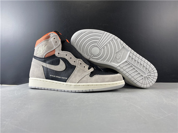 Jordan1 Retro Neutral Grey Hyper Crimson 555088-018