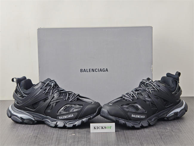 BLCG TRACK SNEAKER 555036W2GB11000 with LED