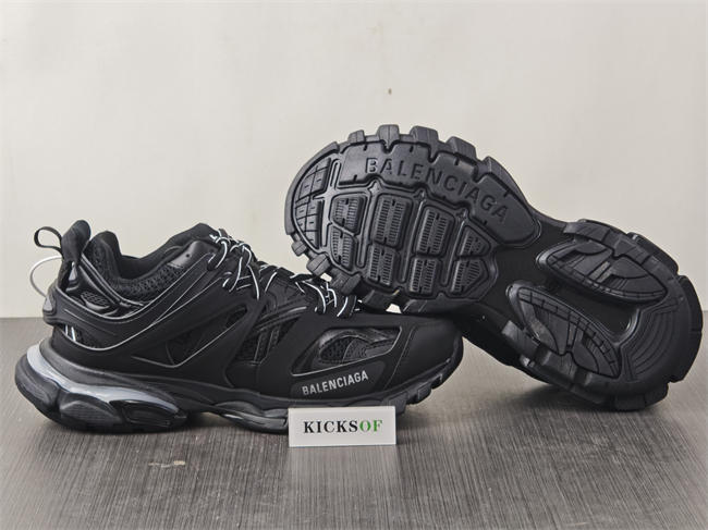 BLCG TRACK SNEAKER 555036W2GB11000 with LED